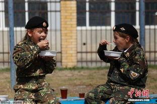 台军官情侣吃瓜