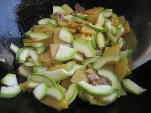 直播吃整角瓜,一口吃下整角瓜，挑战极限的味蕾冒险