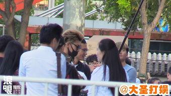 多人围观吃瓜图片,吃瓜群众的热闹一幕