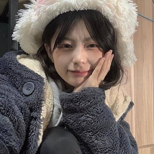 吃瓜假笑女孩图片高清,网络爆款表情包背后的故事